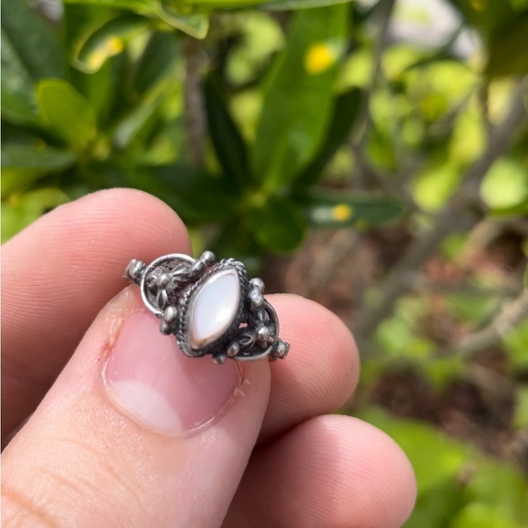 Vintage Mother of Pearl Ring - Picture 1 of 3